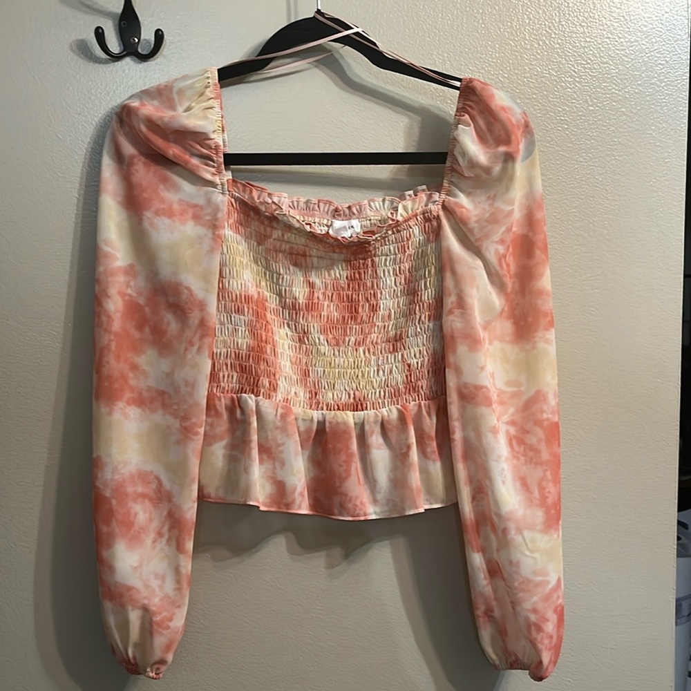 Cropped, tie dye top from Lelis. SZ Small with flowy sleeves.